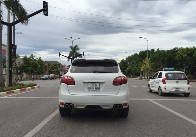 Chiếc xe Porsche Cayenne giá hơn 7 tỷ đồng khác trưng biển số siêu đẹp "ngũ quý 5" hay còn gọi là "Phúc sinh trường tồn". Xe này xuất hiện đầu năm 2016 khi mà đầu số cấp biển cho ô tô ở Nghệ An vẫn đang còn ở đầu 4.