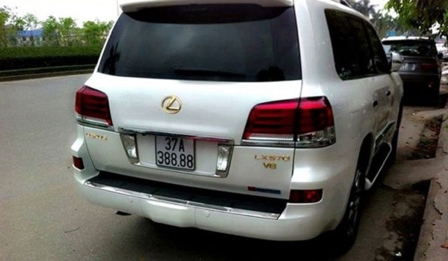 Chiếc xe siêu sang Lexus LX 570 V8 cũng được cấp biển số "đẹp" 37A-388.88 vào năm 2015.