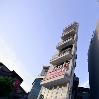 Việt Nam có nhiều công trình xây dựng lập kỉ lục trong khu vực cũng như trên thế giới nhưng cũng lại có những công trình kì dị lập kỉ lục theo một nghĩa khác. Kỉ lục ở chỗ không đâu kì dị bằng… Đó là những ngôi nhà siêu méo, cửa hàng siêu mỏng, chỉ đủ diện tích để kê kệ hàng hay có chiều sâu dài 60-80cm, mặt sàn chưa đến 5m...