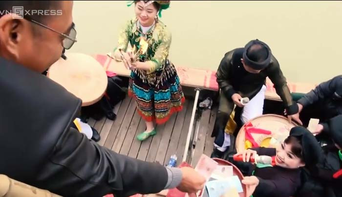 Hội Lim Bắc Ninh diễn ra ra hai ngày, ngày 12 và ngày 13 tháng giêng âm lịch được diễn ra tại thị trấn Lim, Tiên Du (Bắc Ninh). Cũng như mọi năm, hàng vạn người dân đổ về đây để mong muốn du Xuân và được nghe quan họ. Tuy nhiên, điều khiến nhiều người dân cảm thầy buồn, gây phản cảm là hình ảnh các liền anh, liền chị ngả nón xin tiền vẫn còn. Tại ao xóm Chinh, (thôn Lũng Giang, huyện Tiên Du) một chiếc thuyền chở liền anh, liền chị và hát chầu văn đã đi vòng quanh ao và chìa nón nhận tiền từ du khách.