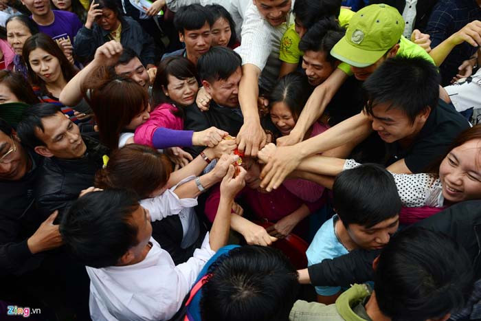 Tại chùa Hương vào đúng ngày khai hội, một sư thầy đã đứng lên phát lộc gây ra tình trạng tranh cướp, thậm chí móc mắt, mồm nhau để giành bằng được lộc.