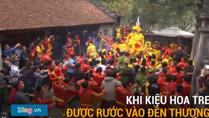 Năm nào cũng vậy, cứ đến mùa lễ hội là người dân lại được chứng kiến những hình ảnh phản cảm, bạo lực, thiếu văn hóa từ những người đi lễ. Đặc biệt năm nay, những hành vi tranh cướp lộc xảy ra nhiều hơn và mạnh mẽ hơn. Tại lễ hội đền Gióng tại xã Phù Linh, huyện Sóc Sơn (Hà Nội) nổi bật là màn rước hoa tre (làm bằng những thanh tre dài khoảng 50 cm, đường kính khoảng 1 cm, đầu tre tuốt bông và nhuộm màu) tượng trưng cho roi ngựa của Thánh Gióng. Hoa tre sau khi dâng lên đền Thượng sẽ được rước xuống đền Hạ rồi phát cho người dự hội để cầu may. Tuy nhiên, khi chưa kịp phát, rất nhiều thanh niên đã lao vào bất chấp sự ngăn cản của lực lượng công an và những thanh niên đang rước và bảo vệ Giò tre.