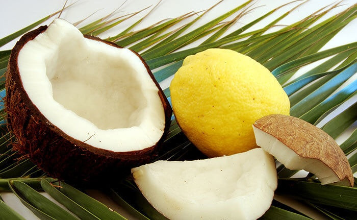 1. Sữa dừa Trong những mẹo làm thẳng tóc, sữa dừa được nhiều người lựa chọn. Sữa dừa chứa rất nhiều tinh dầu giúp giữ cho mái tóc thẳng và mềm mượt trong thời gian dài. Cách làm: Sau khi lọc được sữa dừa tươi nguyên chất, bạn nên thêm một ít nước cốt chanh để hỗn hợp có hiệu quả tốt hơn. Tiếp đó, để hỗn hợp vừa pha vào trong tủ lạnh 1 giờ. Sau đó, thoa lớp kem lên tóc và ủ trong một tiếng rồi gội đầu với nước sạch, bạn sẽ thấy tóc của mình mềm mượt hơn rất nhiều và những lọn tóc rối hầu như sẽ biến mất.