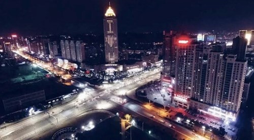 Cụ thể, ông Qiao Dewei (84 tuổi), với sự trợ giúp của cháu trai, đã thuê người thắp sáng đèn ở các phòng mặt trước một tòa nhà cao 218m, tạo thành dòng chữ “I LOVE U” (Anh yêu em) để bày tỏ tình cảm với vợ là bà Liu Shixiu (83 tuổi).