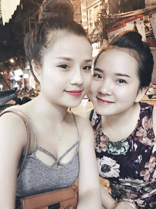 “Ngay từ bé, bà đã bày dạy tôi rất nhiều. Giờ lớn rồi nhưng vẫn luôn dặn dò tôi từ công việc đến tình cảm. Giờ tôi đi làm ở xa nhà, nên lần này quyết định quay lại để xem khi nhớ bà”, Thương nói. Thương chia sẻ, bà ngoại có tất cả 2 người con, 6 người cháu, nhưng Thương là cháu gái duy nhất, lại là người chưa lập gia đình nên bà mới khuyên sớm lấy chồng.