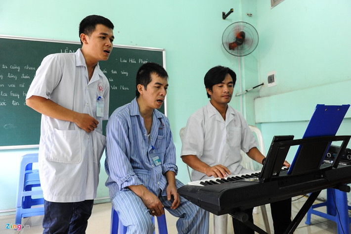 Trong lớp âm nhạc, các bệnh nhân có thể học hát, hát đồng ca hay karaoke. Anh Nguyễn Anh Vũ (trái), kỹ thuật viên âm nhạc cho biết các bệnh nhân tâm thần thường có tâm lý chán nản vì nghĩ rằng mình là người vô dụng, khiến việc điều trị trở nên khó khăn. Vì vậy, việc học hát sẽ giúp cho các bệnh nhân ổn định tâm lý, có tinh thần thoải mái, vui vẻ hơn.
