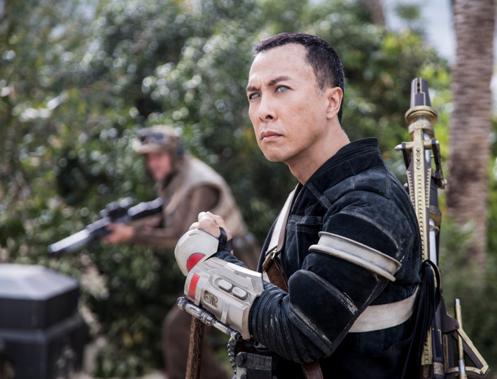 Không những vậy, số phận của nhân vật Chirrut Îmwe khá bất hạnh khi bị kết thúc quá sớm trên phim. Tình tiết này được chính bạn diễn của anh cùng tham gia trong phim là tài tử Khương Văn xác nhận. Hai yếu tố trên được cộng đồng mạng Trung Quốc cảm thấy phẫn nộ và lên tiếng chỉ trích nhà sản xuất cũng như ngay bản thân Chân Tử Đan. Có ý kiến cho rằng: “Một vai diễn mất mặt như vậy không thể nào giao cho một ngôi sao hạng A như Chân Tử Đan, thật xấu hổ”.