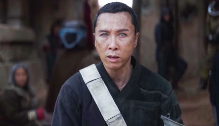 Rogue One lấy bối ảnh từ giữa phần 3 của Star Wars: Revenge of the Sith (2005) và A New Hope (1977), xoay quanh những sự kiện của cô gái dũng cảm và cứng đầu Jyn Erso (Felicity Jones), luôn mang tư tưởng chống lại Đế chế. Cô được giao nhiệm vụ đánh cắp bộ nghiên cứu sáng chế loại siêu vũ khí Ngôi sao chết của phe Đế chế. Hợp sức cùng với Jyn còn có các đồng minh như Chirrut Imwe (Chân Tử Đan), Baze Malbus (Khương Văn) và Cassian Andor (Diego Luna).
