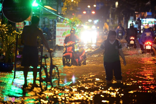 Con đường lầy lội trong nước với nhiều ổ gà, ổ voi. Người dân nơi đây cho biết đã có rất nhiều trường hợp té ngã khi đi qua đoạn đường ngập nước này.