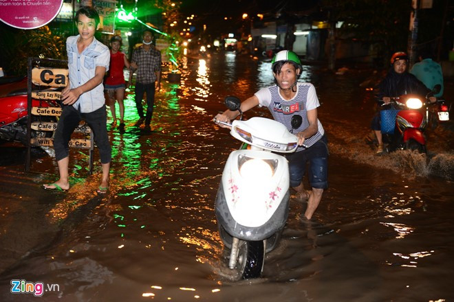 Nhiều phương tiện di chuyển khó khăn, xe chết máy phải dắt bộ.