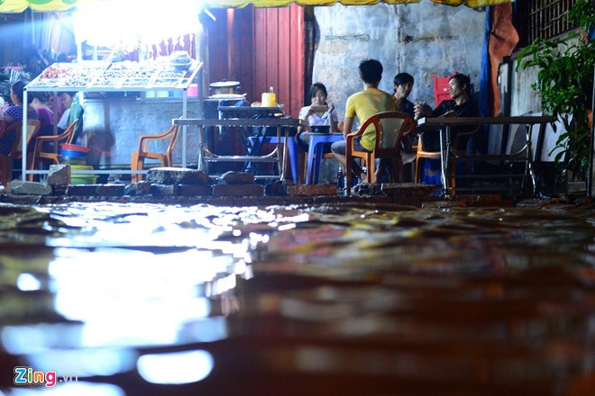Mưa ngập thường xuyên làm ảnh hưởng đến cuộc sống cũng như việc làm ăn, buôn bán của người dân hai bên đường.