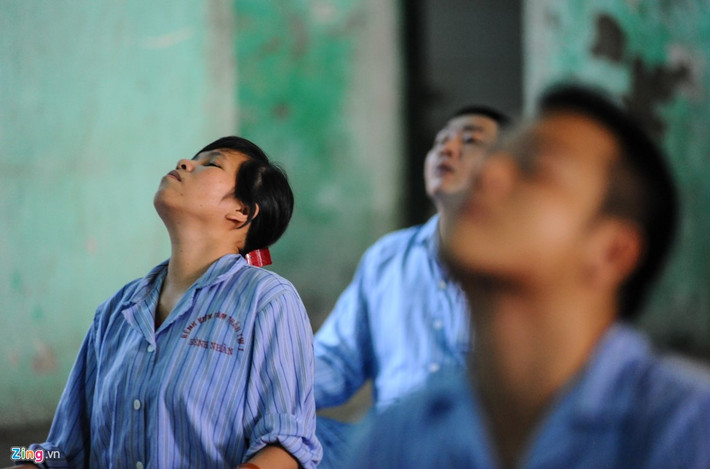 Ở lớp học yoga, các bệnh nhân sẽ được tập một số động tác đơn giản giúp tăng cường sức khoẻ và ổn định tinh thần.