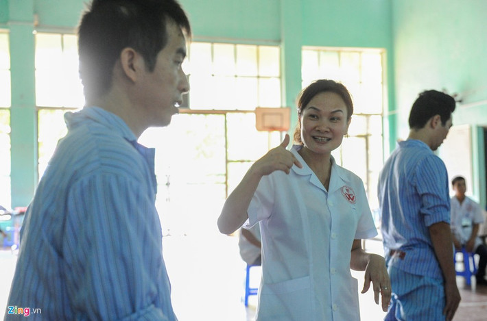 Bác sĩ Cao Thị Vịnh, Trưởng khoa Phục hồi chức năng cho biết, bệnh tâm thần là bệnh do rối loạn hoạt động não bộ gây nên những biến đổi bất thường về lời nói, ý tưởng, hành vi, tác phong, tình cảm.