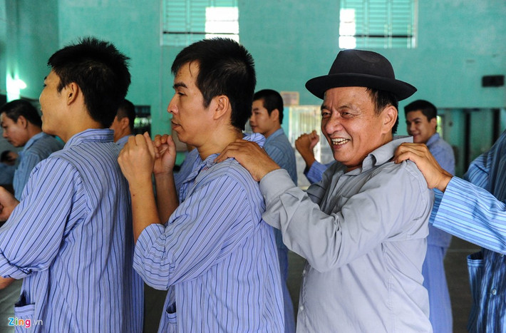 Các buổi học, trò chơi đã tạo nên không khí vui tươi, sôi động tại Khoa Phục hồi chức năng. Ông Mạnh đã được xuất viện sau hơn một tháng điều trị. Tuy vậy, ông vẫn cố ở lại tham gia các trò chơi vì ngày mai về nhà sẽ không còn ai để chơi cùng.