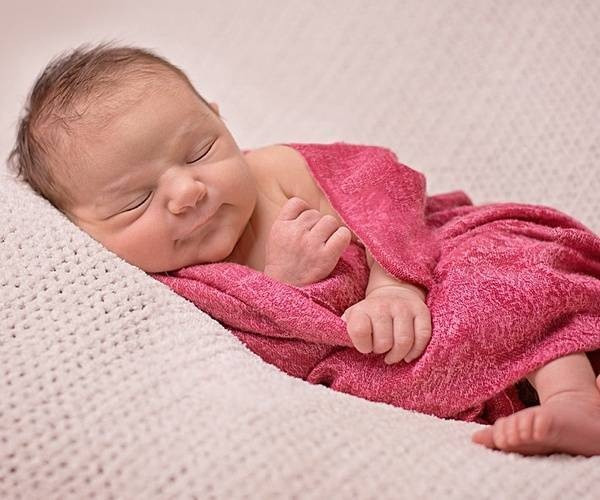 3. Cho trẻ nghịch một chiếc khăn Đặt bé lên một chiếc giường êm ái, vuốt ve và cho bé nằm chơi với những thứ mềm mại, ấm áp như khăn bông… cũng sẽ khiến bé ngừng khóc và đi vào giấc ngủ nhanh hơn.