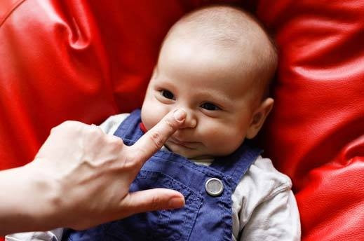 5. Vuốt ve sống mũi của con một cách nhẹ nhàng Những tác động êm dịu, nhẹ nhàng thế này sẽ đưa bé vào giấc ngủ một cách tự nhiên nhất.