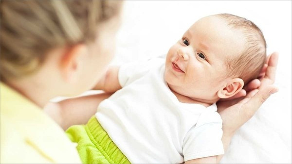 2. Nhìn chăm chú vào mắt bé Yên lặng và nhìn chăm chú vào mắt con một lúc cũng là một cách ru con ngủ hữu hiệu.