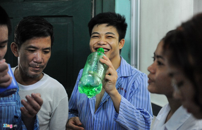 Việc điều trị bằng thuốc (hoá dược) có tác dụng với các triệu chứng dương tính như ngăn chặn việc lên cơn, gây rối, hoang tưởng. Ngược lại, chúng cũng làm tăng nặng các triệu chứng âm tính, khiến cho người bệnh lười suy nghĩ, lao động. Vì thế, việc tạo cơ hội để bệnh nhân tâm thần tham gia các lớp học sẽ giúp họ luyện tập các phản xạ có điều kiện, tạo tinh thần vui vẻ, thoải mái hơn cho bệnh nhân.