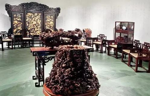 Vị trí giám đốc bảo tàng được bà Lệ Hoa ủy thác cho chồng đảm nhận, trong khi bà lui giữ chức phó giám đốc để động viên, khích lệ chồng. Trì Trọng Thụy vốn đam mê gỗ tử đàn, có nhiều năm kinh nghiệm về nghệ thuật chế tác gỗ tử đàn nên ông tự tin nhận chức giám đốc vợ giao. Có thể ví, Trì Trọng Thụy với bảo tàng gỗ tử đàn như cá gặp nước, một phát hiện mang tính đột phá mà vợ ông khơi nguồn cho chồng.