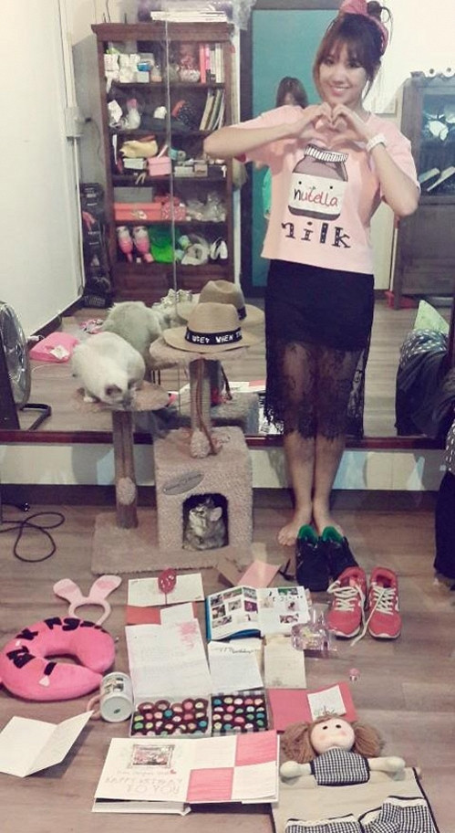 Căn phòng ngủ diện tích hạn hẹp nhưng vô cùng ấm cúng, là nơi cô nàng sinh hoạt và để quà lưu niệm của các fan.