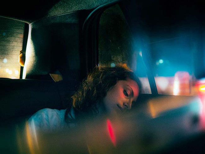 Trên taxi, bạn không nên ăn hay uống bất cứ thứ gì lái xe mời. Các bạn nữ nên từ chối khéo léo, đề phòng bị đánh thuốc mê. Ngoài ra, dù mệt mỏi đến đâu, bạn cũng giữ tỉnh táo khi đi taxi một mình vào ban đêm.