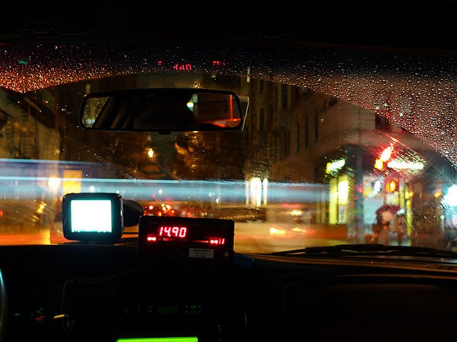 Khi lên taxi, hành khách cần chú ý giấy phép lái xe của tài xế, giấy phép hoạt động của hãng (nếu có), bộ đàm và đảm bảo cửa xe có thể mở từ bên trong. Trên thực tế, nhiều người trở thành nạn nhân các vụ bắt cóc do thuê taxi không có tay mở cửa trong.