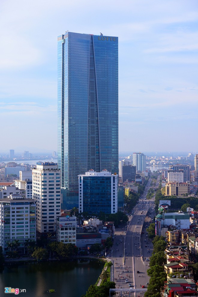 Bên cạnh TTTM, mảng văn phòng cho thuê của Lotte Center Hanoi cũng không mấy thuận lợi. Theo thông tin từ đại diện kinh doanh tòa nhà, hiện tỷ lệ diện tích lấp đầy khối văn phòng cho thuê mới đạt khoảng 50%. Mức giá thuê văn phòng tại đây duy trì ổn định là 35 USD/m2/tháng (đã bao gồm thuế và phí dịch vụ). Chủ trương không hạ giá cho thuê, Lotte Center Hanoi chấp nhận "ế tạm thời" để chờ khách hạng sang.