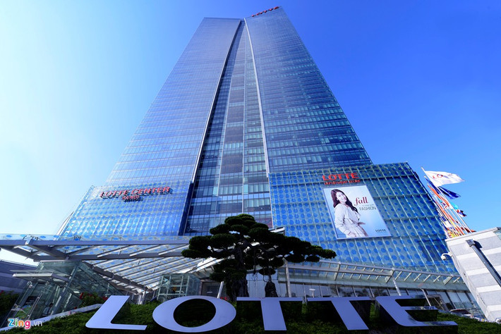 Với chiều cao 267 m, Lotte trở thành tòa nhà cao thứ 2 Việt Nam, thấp hơn Keangnam Landmark72 (Hà Nội) và cao hơn tháp tài chính Bitexco (TP HCM). Tòa nhà được thiết kế dựa trên cảm hứng từ chiếc áo dài Việt Nam. Chia sẻ về công trình bất động sản triệu đô này, ông Lee Jong Kook, Tổng giám đốc Lotte Việt Nam từng tuyên bố: “Còn hơn cả một tòa cao ốc, Lotte Center Hà Nội là một dự án mang tính biểu tượng của chúng tôi tại Việt Nam”.