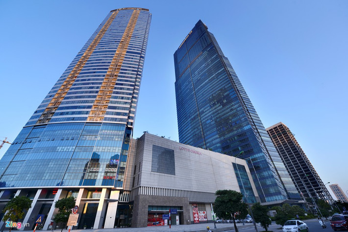 Dự án Keangnam Hanoi Landmark Tower do Tập đoàn Keangnam Enterprise thực hiện tại Hà Nội. Công trình được khởi công năm 2007, chính thức vận hành năm 2011 với tổng vốn đầu tư lên đến 1,05 tỷ USD. Cao 350 m, tòa Landmark72 thuộc dự án này phá kỷ lục chiều cao 262 m của Bitexco Financial Tower (TPHCM), trở thành tòa nhà cao nhất Việt Nam, thứ 17 thế giới.