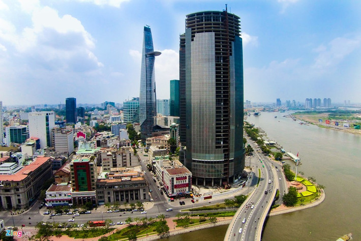 Tháp tài chính Bitexco bên "anh hàng xóm" Saigon One Tower cao 195 m bị bỏ hoang. Hiện Bitexco vẫn giữ danh hiệu tòa tháp cao nhất miền Nam. Tuy nhiên, không chủ trương chạy đua kỷ lục về độ cao, kiến trúc sư Carlos Zapata, người thiết kế tòa nhà từng chia sẻ: "Cạnh tranh về độ cao không có ý nghĩa gì cả bởi bất cứ độ cao nào cũng có thể bị vượt qua một cách dễ dàng".