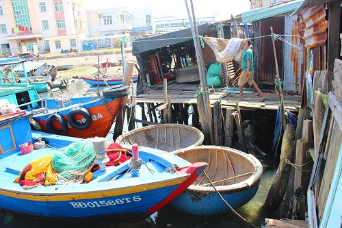 Vì vậy, nhiều người dân đi vệ sinh và thải rác sinh hoạt trực tiếp xuống mặt nước. Ảnh: Dũ Tuấn