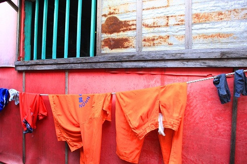 Ông Phan Thông (50 tuổi, trú phường Hải Cảng) cho biết: “Ở xóm nhà rầm này đã từng xảy ra nhiều vụ cháy, chúng tôi rất lo sợ vì khi cháy thì xe cứu hỏa làm sao mà chạy vào được. Trong khi đó, nhà gỗ thì rất dễ bắt lửa, nên dập lửa chủ yếu là do người dân dùng nước tại chỗ”. Ảnh: Dũ Tuấn
