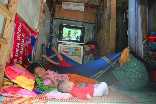 Không gian sinh hoạt chật hẹp của những đứa trẻ tại xóm nhà rầm. Ảnh: Dũ Tuấn