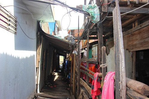Lưới điện chằng chịt nằm sát mái nhà, tiềm ẩn nguy cơ cháy nổ. Ảnh: Dũ Tuấn