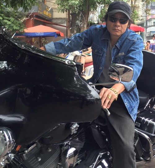 Ngày ấy, cậu bé Võ Hoài Nam suốt ngày đánh nhau rồi bị mời về đồn làm việc. Đối với nhiều người, đó là chuyện động trời nhưng đối với một đứa trẻ phải bươn chải để trưởng thành thì không đủ nhận thức để biết đó là sai.