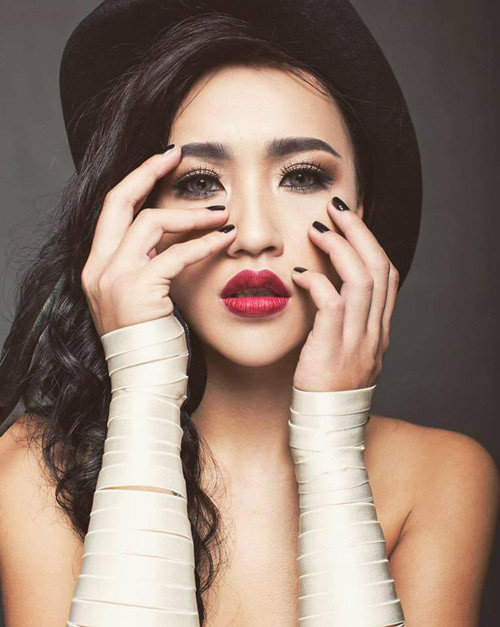 DJ Tít (tên thật là Trần Thị Thủy Tiên, sinh năm 1994) là một trong những DJ nóng bỏng và “đắt show” bậc nhất Hà thành. Cô được truyền thông nhắc đến nhiều về nhan sắc nổi bật, tài năng âm nhạc và nghị lực vượt lên hoàn cảnh khó khăn. Đặc biệt, sau khi góp mặt trong game show giải trí nổi tiếng “The Remix” mùa 1, tên tuổi của cô càng được nhiều người biết đến. Vốn kín tiếng trong chuyện tình cảm cá nhân, DJ Tít từng khiến cộng đồng mạng bất ngờ khi bí mật tổ chức lễ cưới tại quê nhà Điện Biên vào tháng 1/2016. Chồng của cô tên Nguyễn Long, là ông chủ của một salon tóc lớn tại Hà Nội.