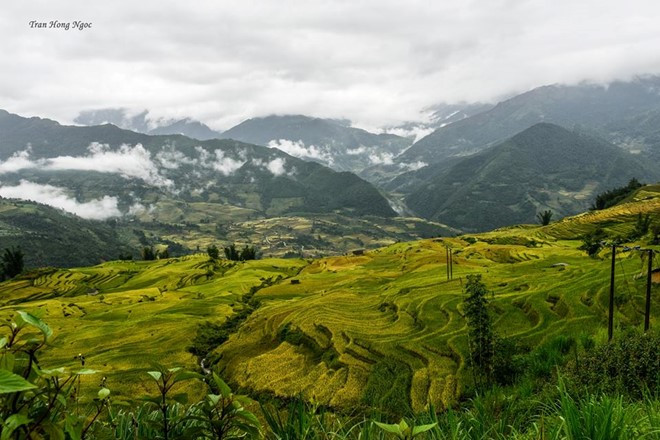 Tôi lên Y Tý vào một ngày mưa đầu tháng 9. Những con đường vốn đã xa xôi nay lại khó đi hơn rất nhiều, bởi đất đá từ trên núi có thể sạt lở bất cứ lúc nào.