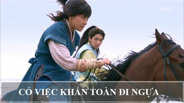 Trong thế giới phim Hàn không chỉ có những câu chuyện tình lãng mạn kiểu Lọ Lem – Hoàng tử mà còn khá nhiều các chi tiết phi lý thành lối mòn. Dù phi thực tế nhưng những cảnh phim “điêu ngang ngửa phim Ấn Độ” này vẫn tồn tại trong không ít tác phẩm cả truyền hình lẫn điện ảnh. Trong phim cổ trang Hàn, dù các nhân vật có khả năng phi thân trên những ngọn cây hay chạy qua các mái nhà thì khi có việc khẩn đều chọn ngựa.