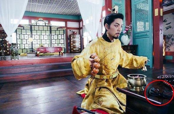 Bộ bộ kinh tâm bản Hàn từ “bom tấn” thành “bom xịt” và không ít “sạn”. Thời xưa đã có kính hiện đại?!