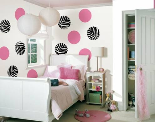 Đặc biệt các bức tường trong phòng ngủ của trẻ thường được tận dụng tối đa để trang trí, do vậy bạn sẽ khó tìm được những bức tường sơn trắng hay nhạt nhòa trong không gian cho trẻ.