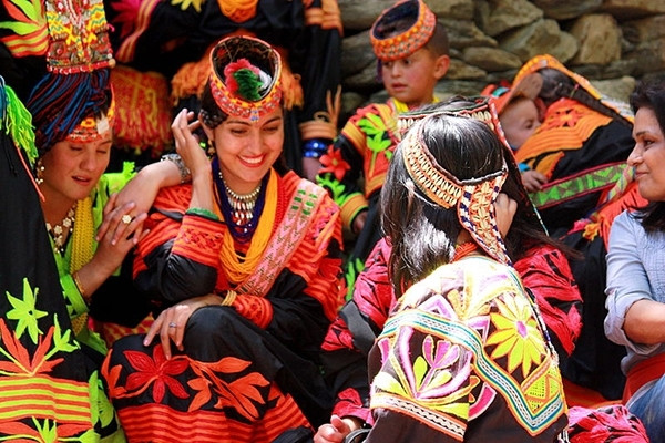 Người Kalash sống bằng trồng trọt và chăn nuôi. Hiện tại, du lịch ở vùng này đã phát triển hơn, khi nhiều người Pakistan ở các thành phố lớn tìm tới đây để gặp gỡ bộ tộc đặc biệt này. Ảnh: (Daikhlopakistan)