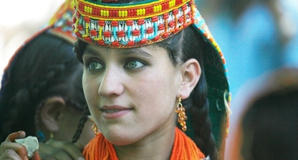 Bộ tộc Kalasha được cho là có nền văn minh bắt nguồn từ Hy Lạp cổ xưa nhưng khi xét nghiệm DNA cho thấy Kalasha không có bất kỳ sự kết nối hay mối liên hệ nào với người Hy Lạp. Họ cũng được biết đến là tộc người có bộ DNA hiếm và độc đáo nhất thế giới, dù không mang DNA của người châu Âu, song với hình dáng bên ngoài, thật khó phân biệt họ với những người phương Tây.