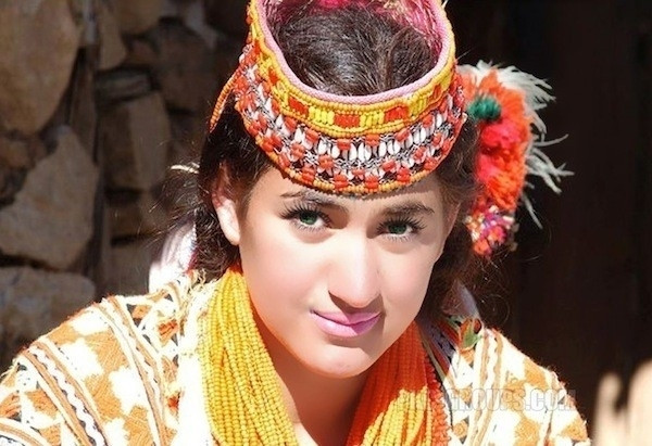 Kalasha, Pakistan Người Kalasha (hay còn gọi người Kalash) là một tộc người Dardic bản địa, cư trú tại thung lũng Kalasha, tỉnh Khyber-Pakhtunkhwa, Pakistan. Khác với những người Pakistan bản địa với nước da ngăm khỏe mạnh, người Kalasha được coi là bộ tộc có vẻ đẹp tuyệt mỹ, với nước da trắng, đôi mắt nâu; thậm chí có người còn sở hữu đôi mắt màu xanh không khác những người châu Âu. Nhìn dáng vẻ bề ngoài của những người này, chúng ta rất dễ nhầm tưởng, họ là người nước Pháp, Mỹ hay Nga...