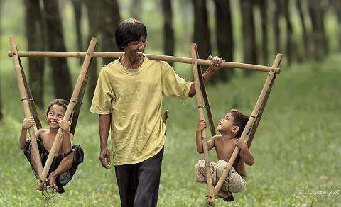 "Đi khắp thế gian không ai tốt bằng mẹ. Gánh nặng cuộc đời không ai khổ bằng cha".