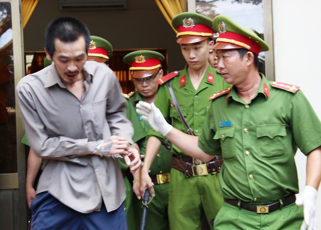 Khi không được cảnh sát chấp nhận yêu cầu, Tuấn Em "nổi loạn" bằng cách lớn tiếng chửi thề, vung mạnh thoát khỏi tay của cảnh sát. Sau đó, anh ta được nói vài câu với người chị rồi bước lên xe tù.