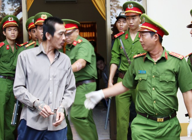 Sau khi nghe HĐXX phúc thẩm bác kháng cáo, giữ nguyên án sơ thẩm là tử hình, Tuấn Em tỏ ra bực dọc, xin cảnh sát được đứng lại nói chuyện với người thân.