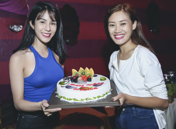 Tới dự buổi sinh nhật ấm cúng của Diệp Lâm Anh còn có bạn thân của cô là stylist Pông Chuẩn.