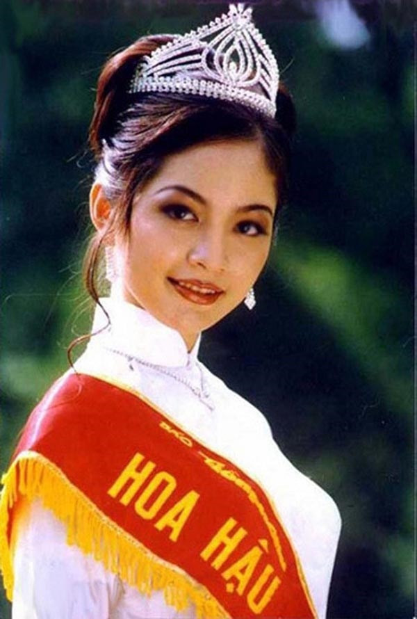 Hai lần đoạt vương miện cao quý Trong lịch sử các Hoa hậu Việt Nam, ít ai biết rằng Hoa hậu Nguyễn Thiên Nga từng 2 lần đăng quang Hoa hậu. Có thể nói, cô là người đẹp duy nhất trong lịch sử hai lần được chạm vào vương miện nhan sắc này. Theo đó, năm 1996, Hoa hậu Nguyễn Thiên Nga dự thi Hoa hậu Toàn quốc (tiền thân của "Hoa hậu Việt Nam" – pv) mùa giải thứ 5 và vượt qua loạt ứng viên sáng giá để đăng quang ngôi vị cao nhất.