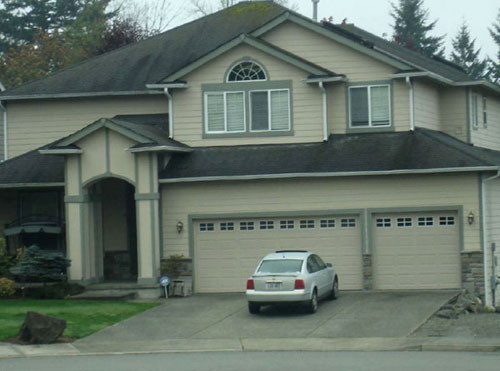 Ngôi nhà đẹp ở Renton, Washington của hai vợ chồng gây ấn tượng bởi sự hoành tráng. Căn biệt thự nổi bật với tông màu kem trang nhã cùng mái ngói đen sang trọng.