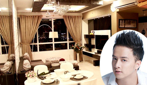 2. Cao Thái Sơn Khoảng thời gian cuối năm 2012, Cao Thái Sơn đã dọn đến sống tại một căn hộ cao cấp ở tầng 21 của tòa chung cư cao cấp Sunrise, quận 7, TP. HCM. Nam ca sĩ bật mí rằng khâu thiết kế nội thất và sắm sửa vật dụng trong nhà đều do chính anh thực hiện. Với diện tích 106m2, Cao Thái Sơn sử dụng những gam màu đơn giản như trắng, đen và nâu để trang trí nội thất. Đồ vật trong nhà cũng không hề cầu kỳ nhưng vẫn rất tiện nghi, cá tính.
